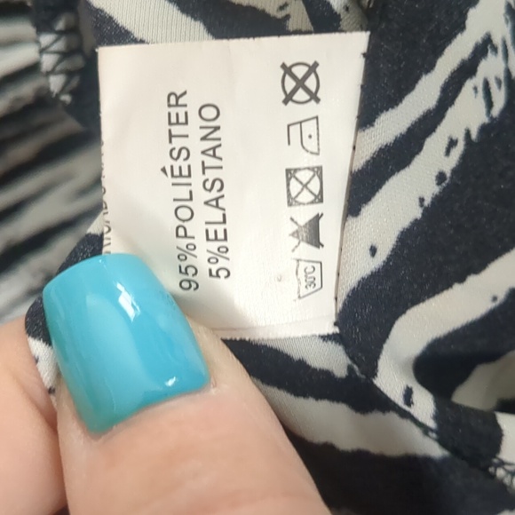 KATE HEWKO* abstract print v neck front and back wide flutter sleeve tunic top - Picture 7 of 7